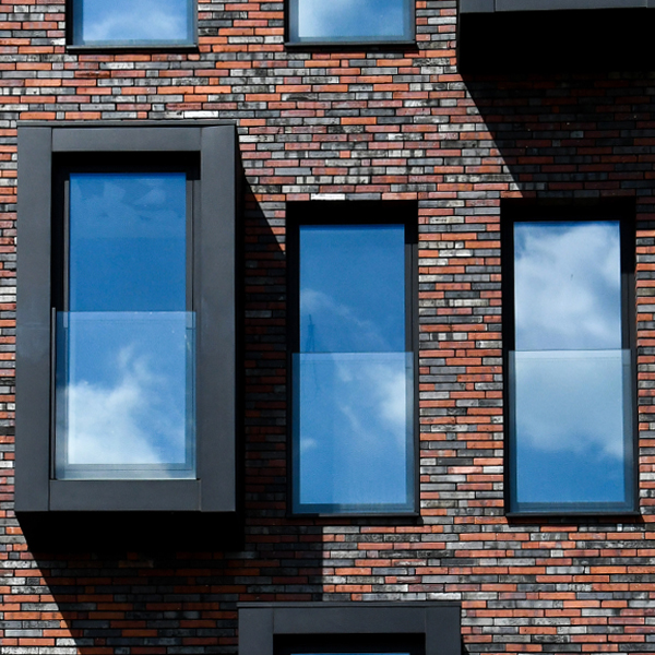 Een doorvalbeveiliging voor je raam in glas is minimalistisch en beschermt.