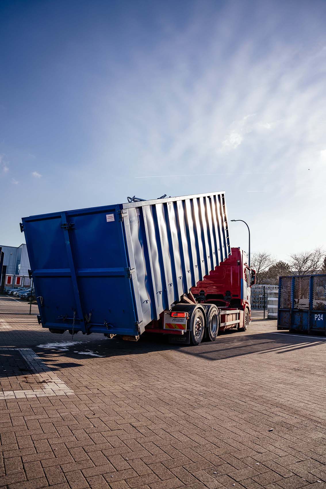 vrachtwagen komt aluminium schroot ophalen voor recyclage